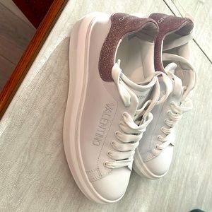 Fits a size 7.5/8.White soles shows some wear/tear,probably could be cleaned off